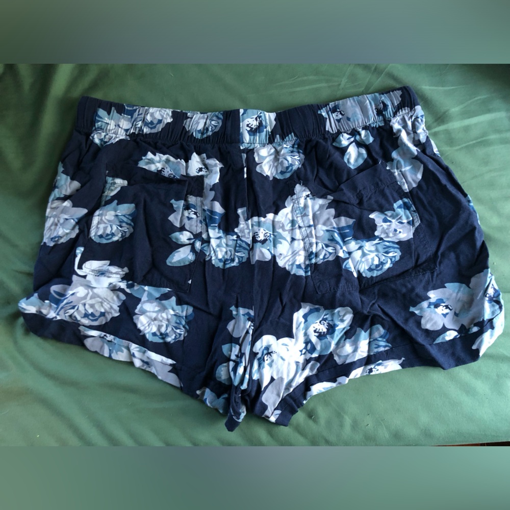 Gap L navy floral shorts